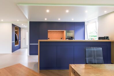 Wohnküche mit blauer Farbe und Eichenholz